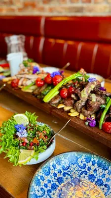 Grillplanke med frisk salat og grillede grønnsaker