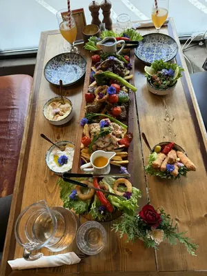 Middelhavsmeze servert fra oven — utvalg av småretter