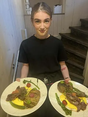 Servering av entrecôte på tallerken