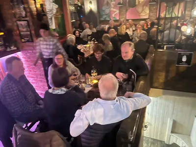 Fullt lokale med glade gjester